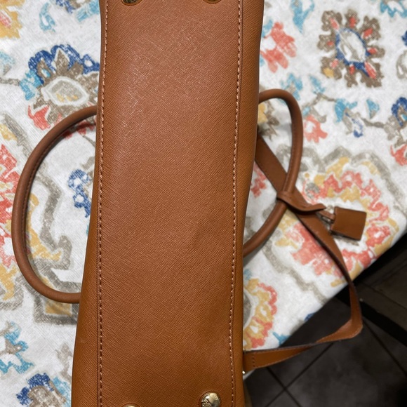 Michael Kors Hamilton Mk Satchel Bag Khaki
Saffiano Leather Padlock - Picture 4 of 8